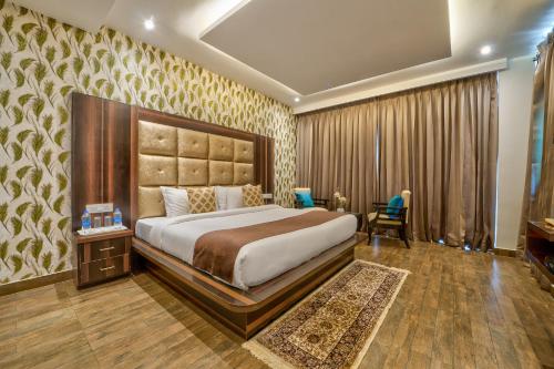 een slaapkamer met een groot bed in een kamer bij Kamal Residency By Revanta Hospitality Mcleodganj in Dharamshala