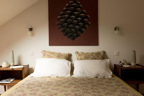 Llit o llits en una habitació de Le Hameau du Château Bourgogne Morvan