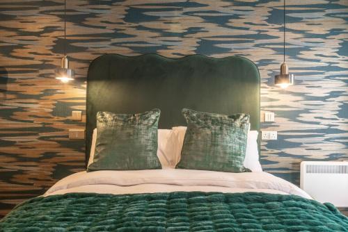 Ένα ή περισσότερα κρεβάτια σε δωμάτιο στο Howfield Hotel