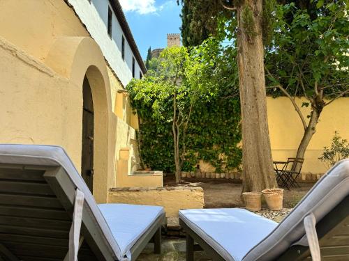 グラナダにあるCasa con vistas a la Alhambra y jardín privadoの白い椅子2脚