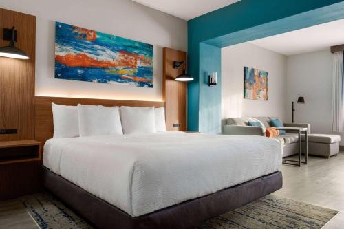 una camera con un grande letto e un soggiorno di La Quinta by Wyndham Stephenville a Stephenville