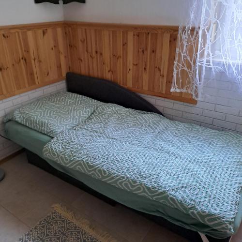 a bed in the corner of a room at Häuschen am Waldrand in Teupitz