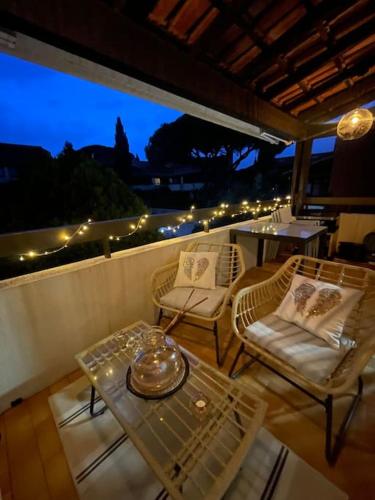 d'une terrasse avec deux chaises, une table et une table. dans l'établissement Duplex avec piscine, parking et proche des plages, à Fréjus