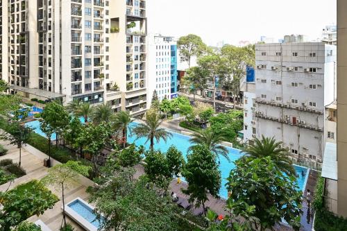 - une vue sur la piscine située dans une ville dotée de grands bâtiments dans l'établissement Khoahome Hà Đô Q10 2PN-3PN 2WC, à Hô-Chi-Minh-Ville