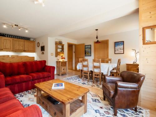 un salon avec un canapé rouge et une table dans l'établissement Appartement cosy 3*** à La Clusaz, 6 pers, terrasse, Wi-Fi, proche pistes ski et navettes - FR-1-304-288, à La Clusaz
