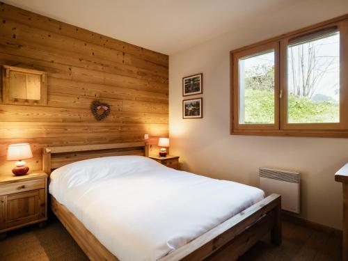 une chambre avec un lit et une fenêtre dans l'établissement Appartement cosy 3*** à La Clusaz, 6 pers, terrasse, Wi-Fi, proche pistes ski et navettes - FR-1-304-288, à La Clusaz
