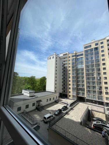 - une vue sur un grand bâtiment depuis une fenêtre dans l'établissement Квартира в парку біля озера, 10 хв до центра, 1км, à Ternopil
