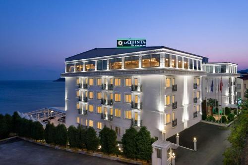 ギレスンにあるLa Quinta by Wyndham Giresunの海を背景にしたホテルビル