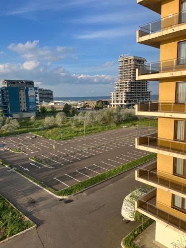 an empty parking lot next to a building at ZENSTAY SUMMERLAND MAMAIA in Mamaia