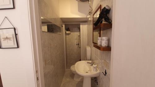 uma pequena casa de banho com WC e lavatório em Little House Palermo em Capaci