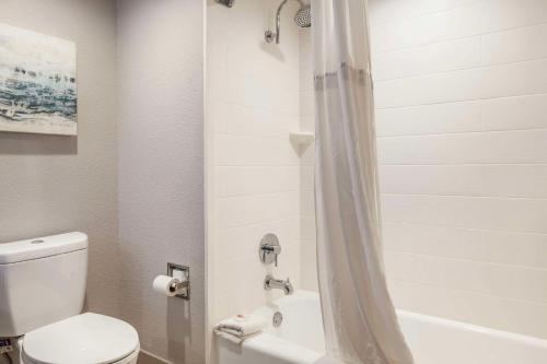Un baño de Comfort Inn Dallas North Love Field Airport