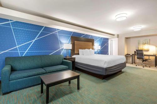 um quarto de hotel com uma cama e um sofá em Comfort Inn Dallas North Love Field Airport em Dallas