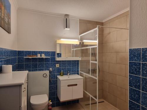 ein Bad mit einem WC, einem Waschbecken und einer Dusche in der Unterkunft Kajüte in Timmendorfer Strand