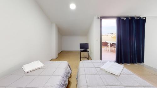 2 letti in una camera con balcone di Apartments Summer Dreams a Lloret de Mar