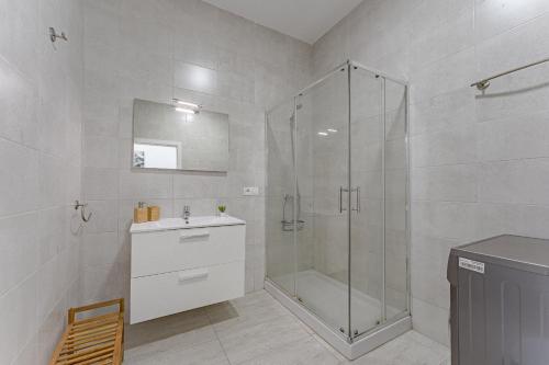 y baño con ducha y lavamanos. en APARTAMENTO EN PARQUE SANTIAGO II en Arona