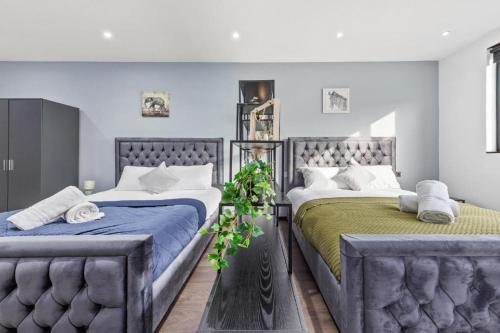two beds sitting next to each other in a bedroom at Studio Flat near Camden Euston London - 4 in London