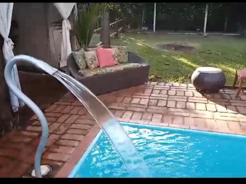 un tobogán de agua en una piscina en Trailer de Viagem no Rancho Santo Sol, en Pederneiras