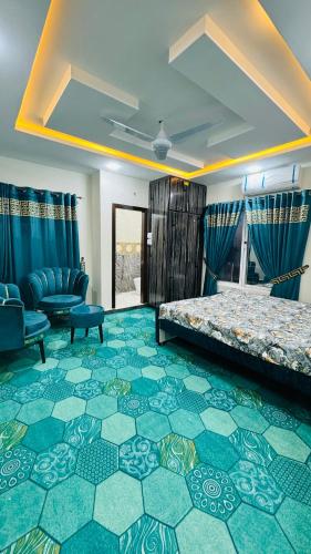 um quarto de hotel com duas camas e um sofá em Rahat villas Apartment zing em Islamabad