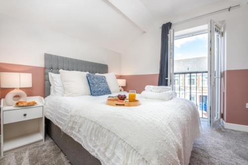 - une chambre avec un lit et un plateau de nourriture dans l'établissement Cozy 2BR | Near city | WiFi, à Cardiff