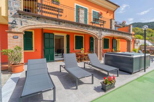 d'une terrasse avec deux chaises et une table. dans l'établissement 045b - Villetta Moderna 02 con VASCA IDROMASSAGGIO in giardino, solo 15 minuti da Mare e Spiaggia - Posto Auto GRATUITO, à San Lazzaro