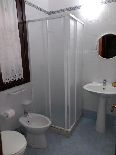 カステッルッツォにあるBaglio Montoleoneのバスルーム(シャワー、トイレ、シンク付)