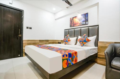 Postel nebo postele na pokoji v ubytování FabHotel Prestige Elite - Nashik Road