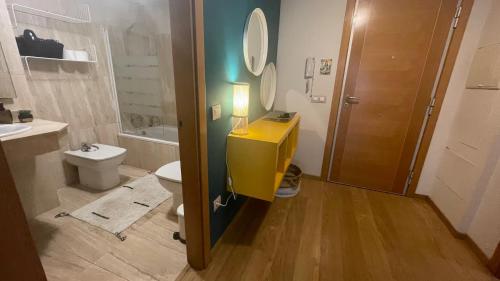 bagno con lavandino e servizi igienici di The Grand Suites a Ibiza Città