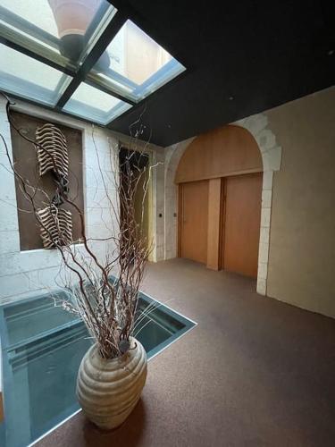 un vase assis sur une table dans une pièce dans l'établissement Studio, hyper centre La Rochelle, à La Rochelle