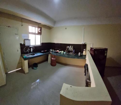 une cuisine vide avec évier et comptoir dans l'établissement Elegance Delight- Entire 2BHK spacious Flat, à Guwahati