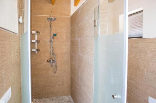 y baño con ducha y puerta de cristal. en Villa Fernando, en Manacor