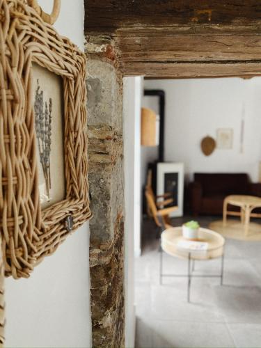 un tableau en osier accroché au mur d'un salon dans l'établissement Le Mottay Guesthouse, à Saint-Père-en-Retz