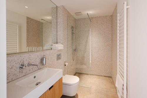 La salle de bains est pourvue d'un lavabo, de toilettes et d'une douche. dans l'établissement das Ox, à Münster
