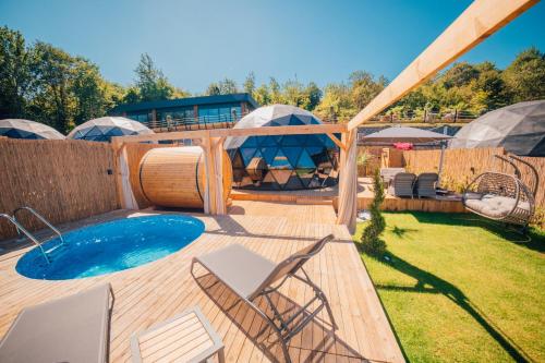 um quintal com uma piscina e um deque de madeira em NİLS DOME SAPANCA em Sakarya