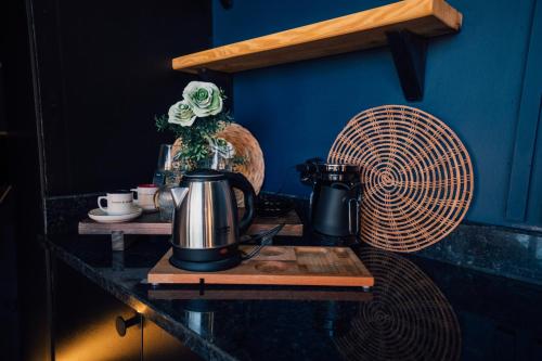 uma mesa com comodidades para preparar café e uma ventoinha em NİLS DOME SAPANCA em Sakarya