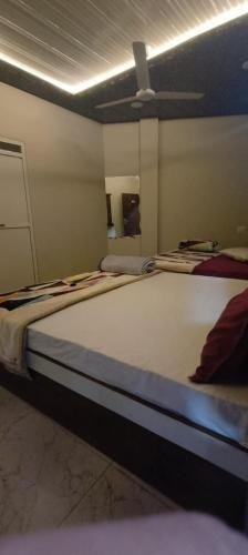 2 camas en una habitación con techo en Hotel Shree Dattadham Palace, en Ujjain