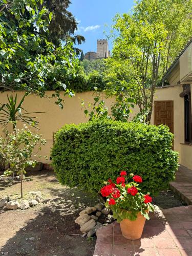 Casa junto a la Alhambra con vistas y jardín privado
