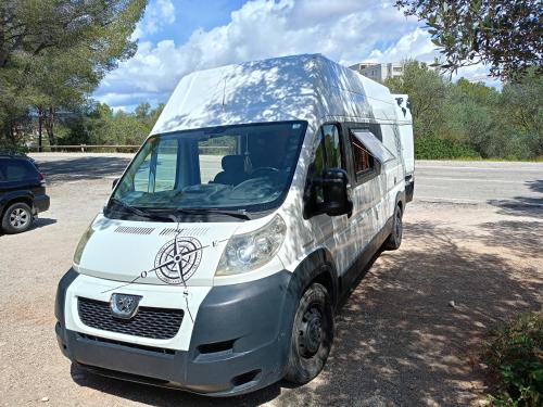 een wit busje geparkeerd op een parkeerplaats bij Furgoneta Camper Gran Volumen in Palma de Mallorca