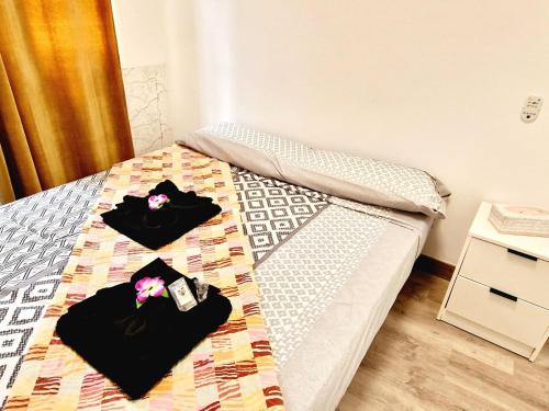 ein Schlafzimmer mit einem Bett mit zwei Bademänteln und einer Kamera darauf in der Unterkunft Jardines del Sur, 3 Bedroom in Los Cristianos