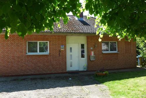 Gemütliches Ferienhaus am Deich mit Gartenzimmer und schönem Garten