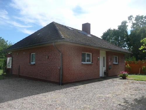 Gemütliches Ferienhaus am Deich mit Gartenzimmer und schönem Garten