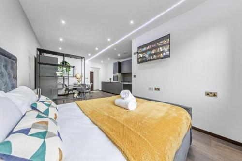 um quarto com uma cama grande e uma cozinha em Serviced Golders Green Apartment near Camden London - 2 em Londres