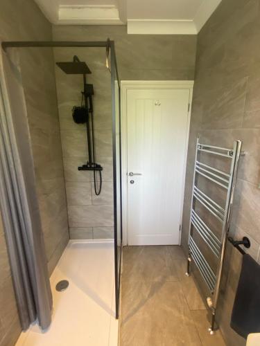 y baño con ducha y puerta de cristal. en LT Apartments Stoneygate - 2 Bed, en Leicester