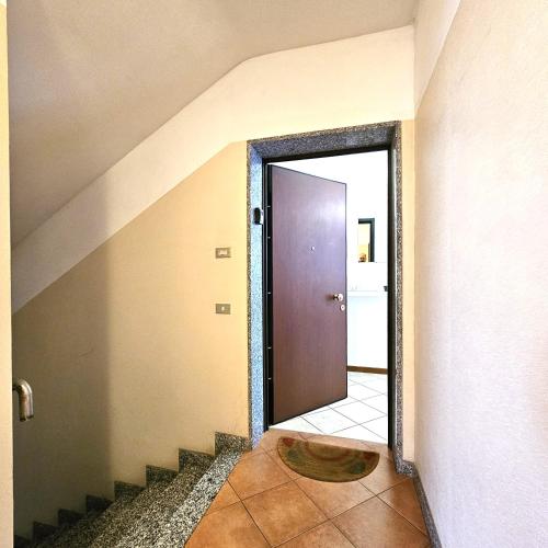 einen Flur mit einer Tür, die zu einem Zimmer führt in der Unterkunft Appartamento Moderno Gallarate in Gallarate