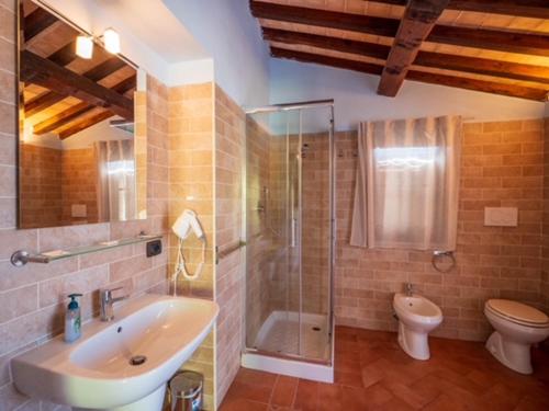 ein Bad mit einer Dusche, einem Waschbecken und einem WC in der Unterkunft Casale San Rufino D'Arce in Assisi