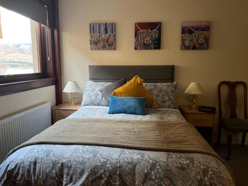 Una cama o camas en una habitación de Stronchreggan View Guest House