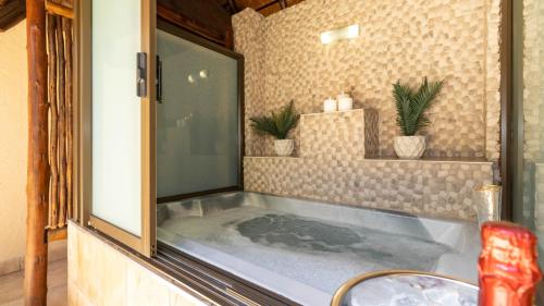 bañera en una habitación con en Bolivia Lodge, en Polokwane