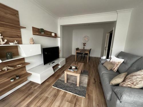- un salon avec un canapé et une table dans l'établissement CarreraHouses GRIS con Garaje, à Vigo