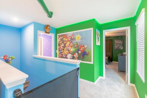 eine Küche mit blauen und grünen Wänden in der Unterkunft No Airbnb Fee 2199 Luxury House in Kissimmee