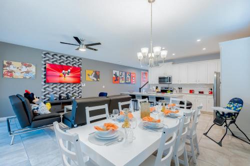 ein Esszimmer und eine Küche mit einem weißen Tisch und Stühlen in der Unterkunft No Airbnb Fee 2199 Luxury House in Kissimmee