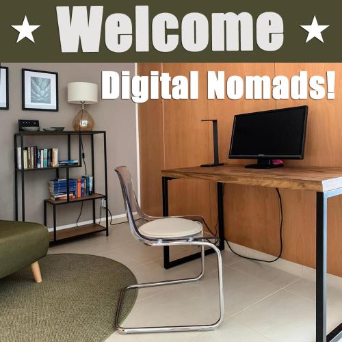 a office with a desk with a monitor and a chair at maresoul - Ferienapartment mar in Raposeira